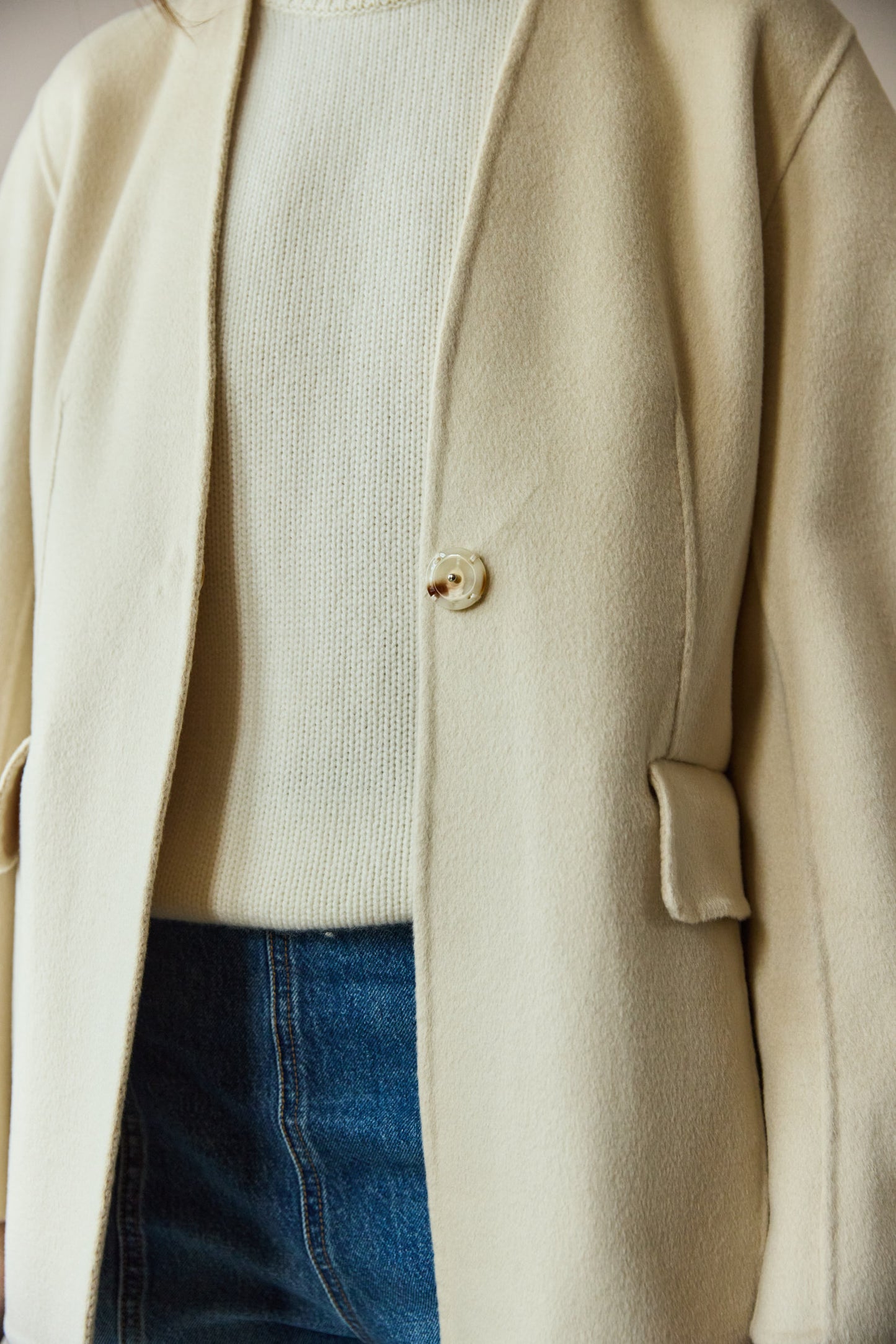 
                  
                    April-First-Berlin-Soft-Goat-Brushed-Cashmere-Blazer-Cream
                  
                