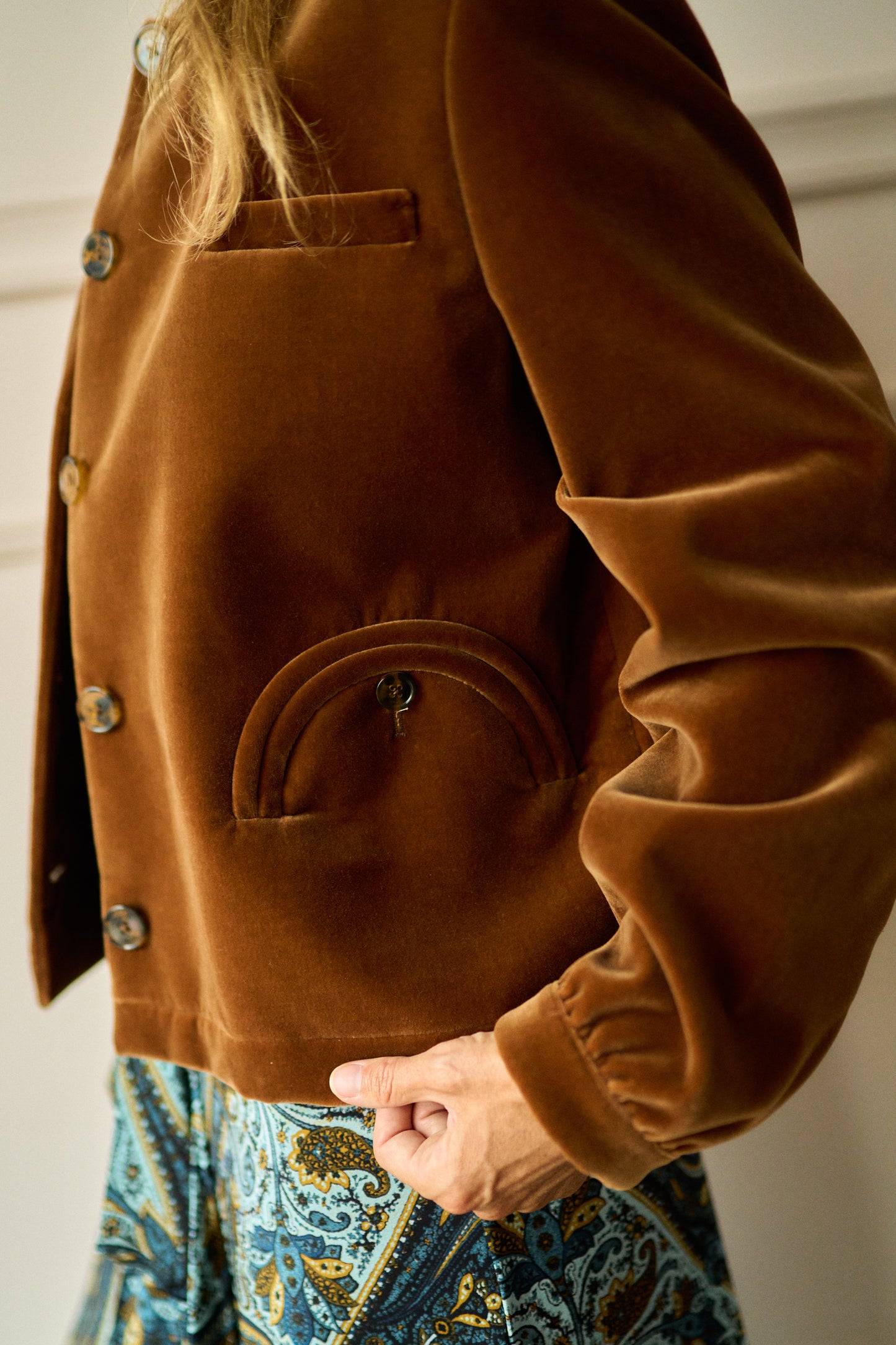
                  
                    April First Berlin Blazé Milano Gliss Bolero Velvet Jacket Jealousy Caramel
                  
                