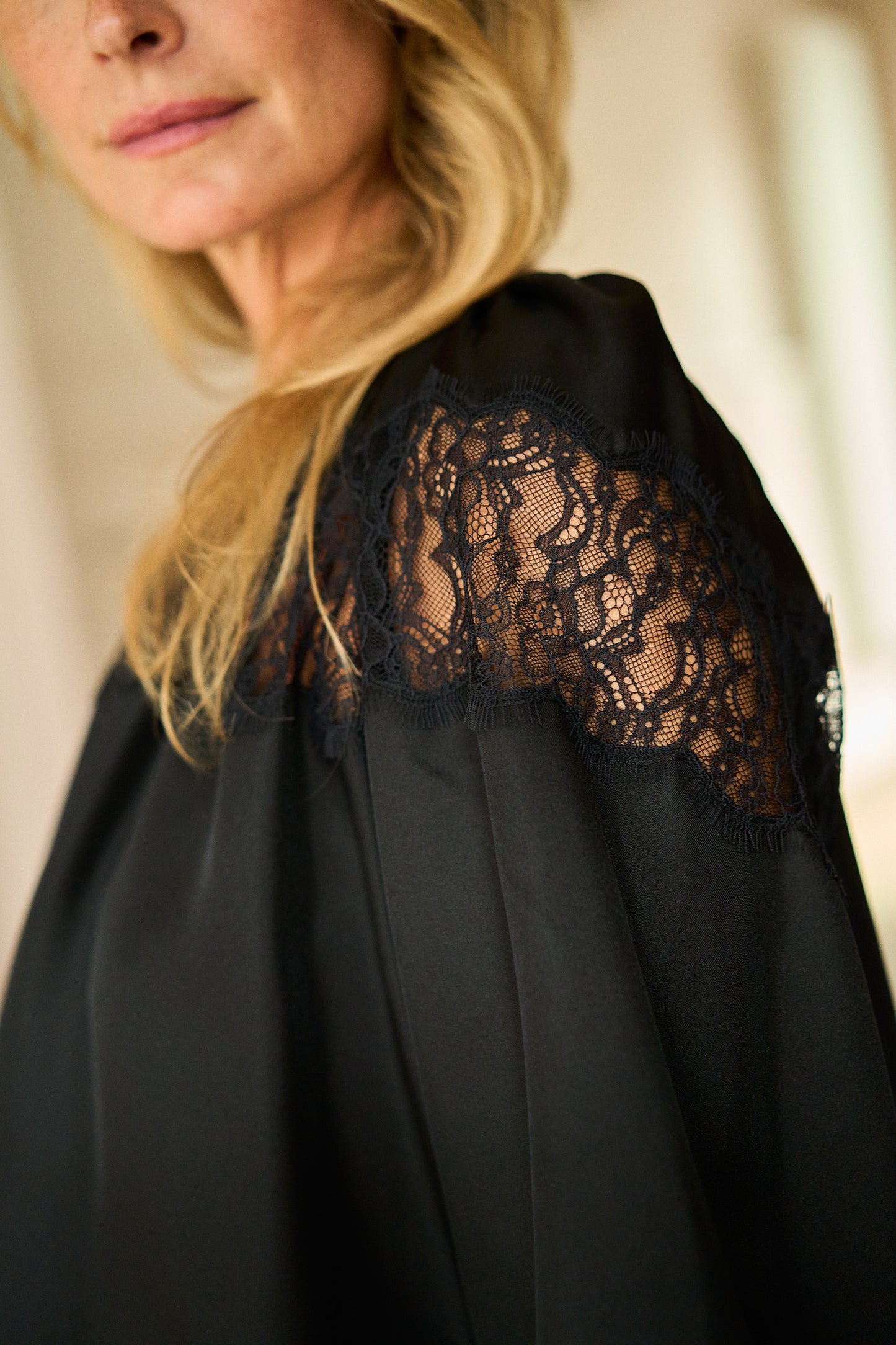 
                  
                    April First Berlin Ulla Johnson Bess Silk Blouse Noir
                  
                