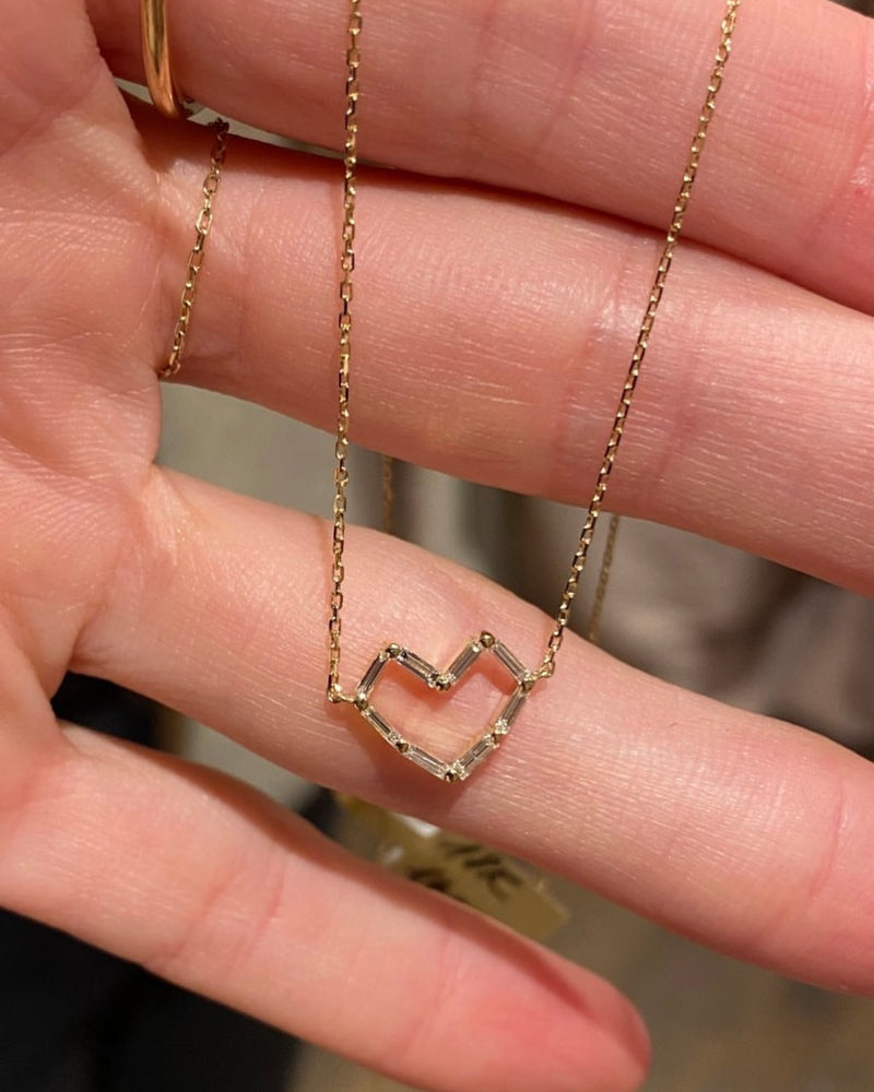 
                  
                    April-First-Berlin-Fine-Jewelry-Necklace-Baguette-Heart-Diamond-Gold
                  
                