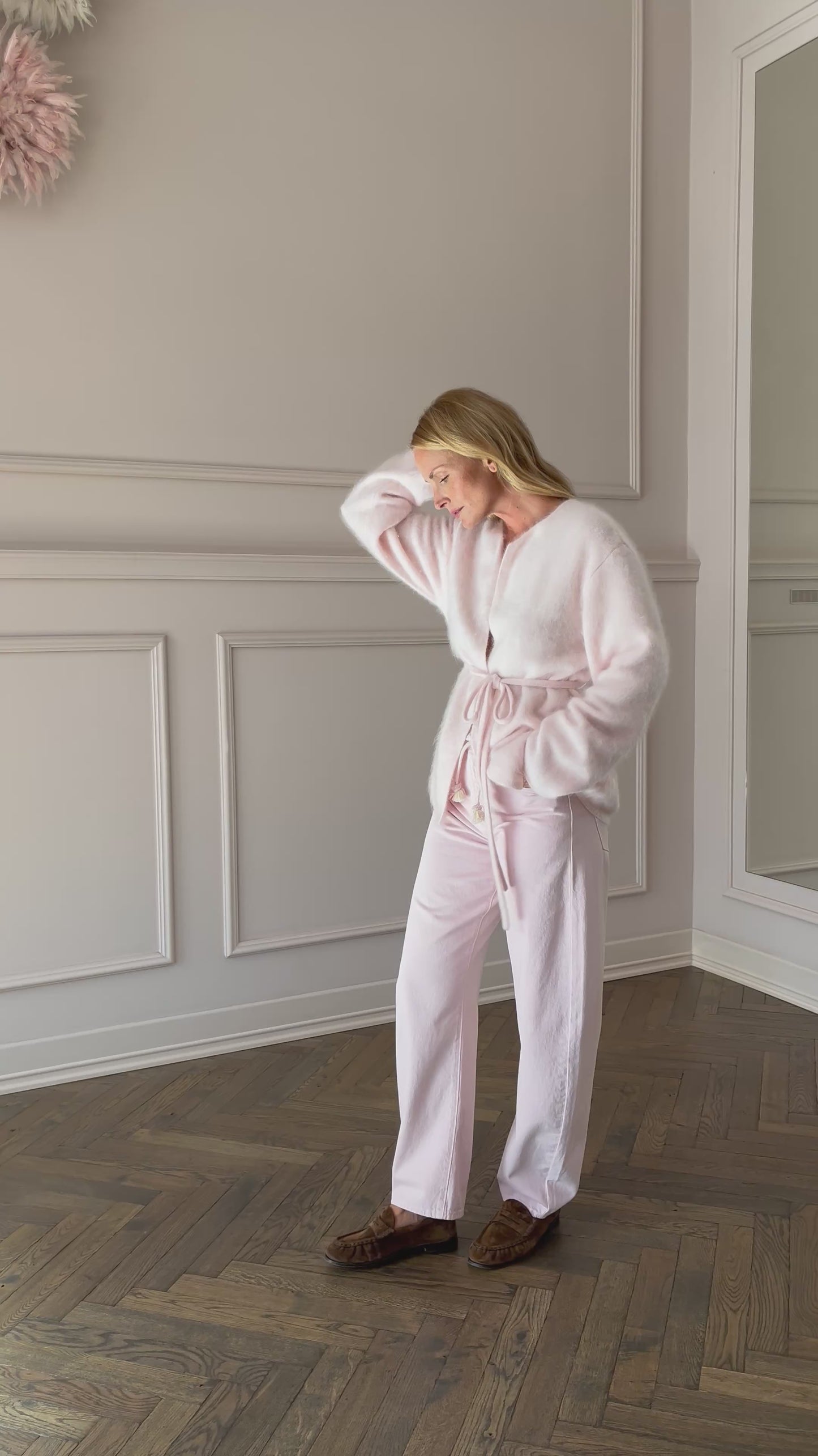 
                  
                    Load and play video in Gallery viewer, Brushed Cashmere Cardigan Powder
                  
                