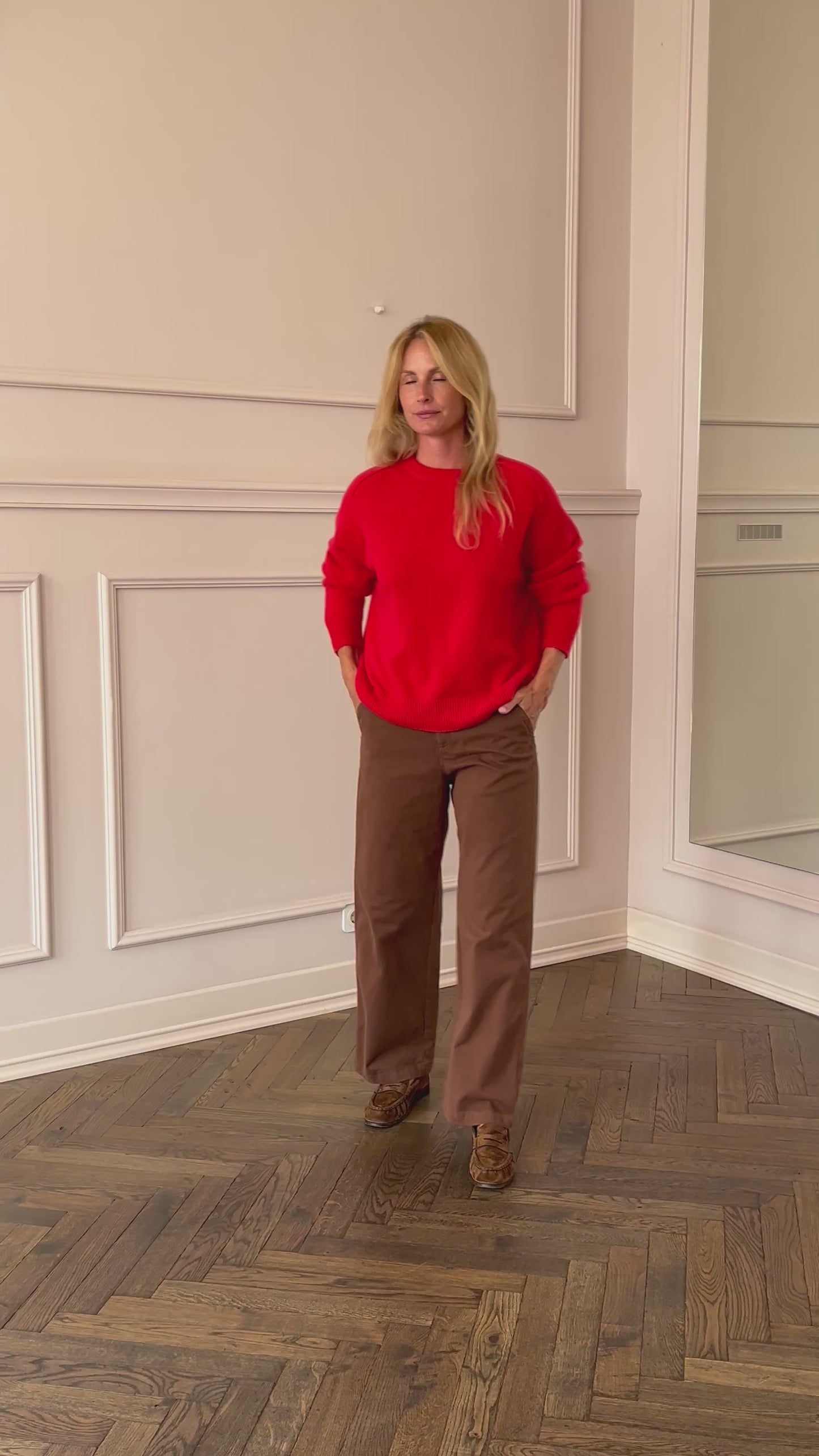 
                  
                    Load and play video in Gallery viewer, Boyfriend Crewneck Rouge
                  
                