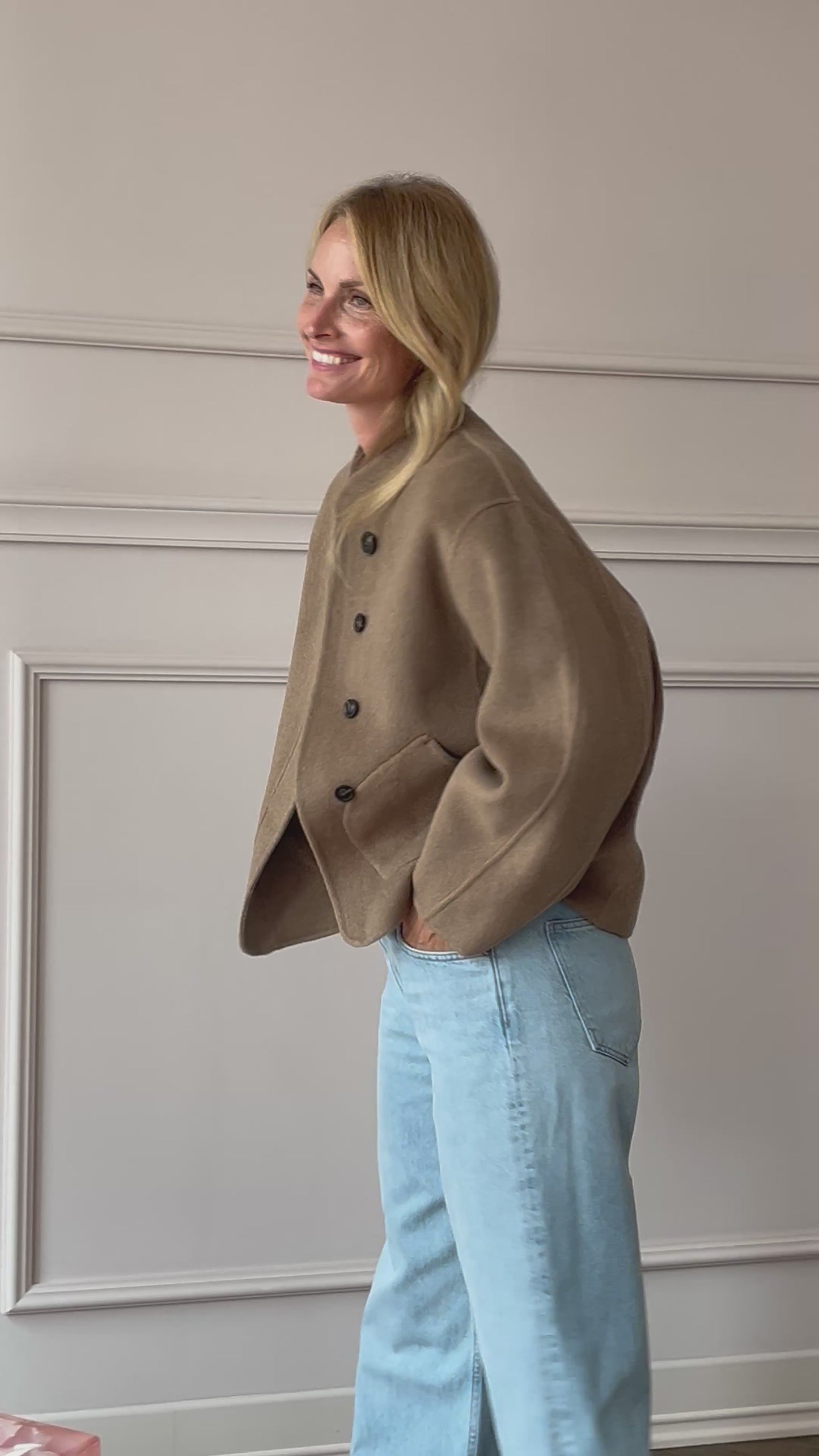 
                  
                    Load and play video in Gallery viewer, April First Berlin Soeur Windsor Cashmere Coat Camel
                  
                